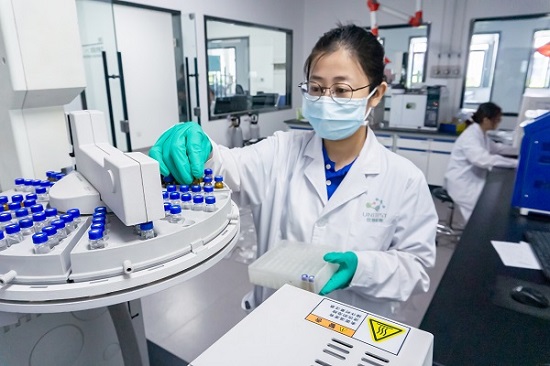 Lab-02-3人员操作精密仪器